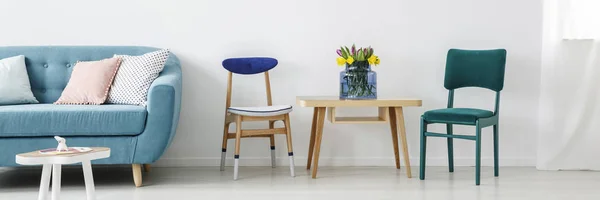 Twee Blauwe Witte Groene Stoelen Permanent Door Een Houten Tafel — Stockfoto