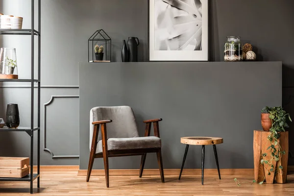 Grauer Sessel Neben Einem Holztisch Wohnzimmer Mit Pflanze Und Poster — Stockfoto