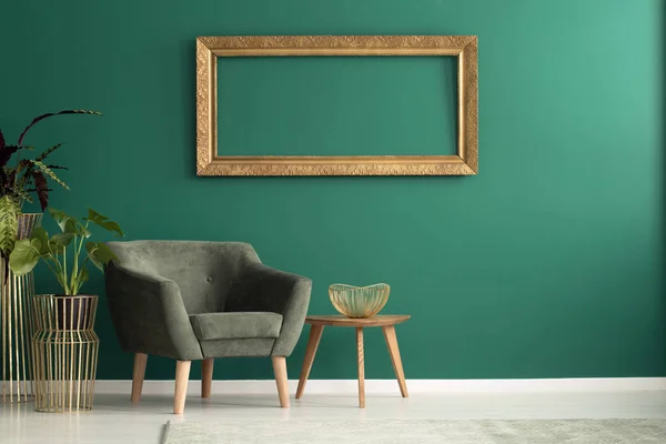 Dřevěný Stůl Gold Kovová Mísa Stojící Zelené Křeslo Interiéru Obývacího — Stock fotografie