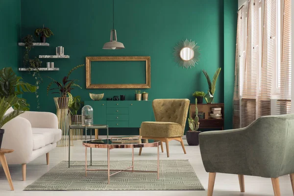 Verde Salón Interior Con Plantas Frescas Marco Oro Vacío Mesas — Foto de Stock