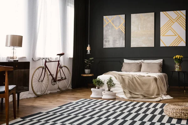 Moderna Sovrum Inredning Med Svart Vägg Cykel Fönster Lampa Fåtölj — Stockfoto