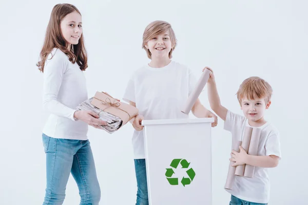 Niños Sonrientes Segregando Residuos Papel Contenedor Con Símbolo Verde —  Fotos de Stock