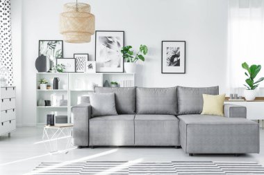 Modern stüdyo iç bir gri köşe kanepe, beyaz raflar ve Sanat Galerisi