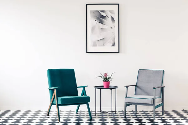 Maqueta Fotografía Enmarcada Una Pared Blanca Vacía Sobre Sillones Retro — Foto de Stock