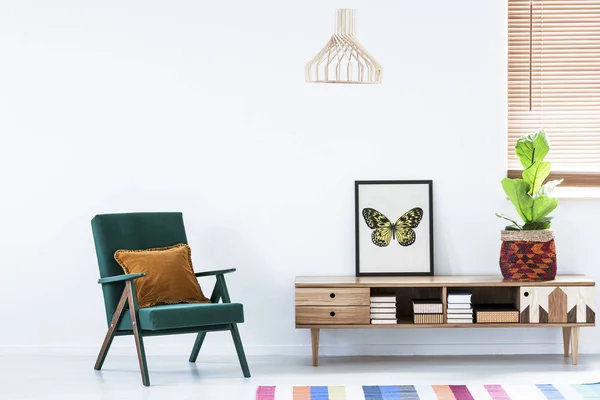 Credenza Scandinava Con Libri Decorazioni Colorate Una Poltrona Retrò Interno — Foto Stock