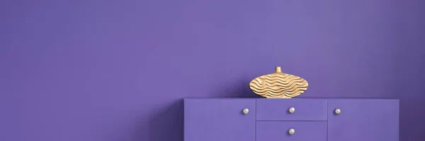 Jarrón Decorativo Dorado Colocado Armario Púrpura Madera Pie Interior Habitación —  Fotos de Stock