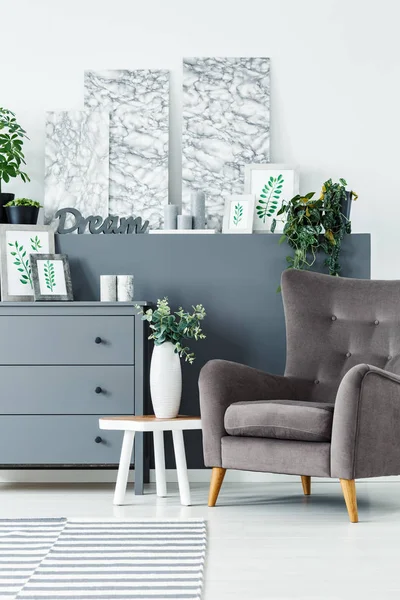 Gemälde Graue Kommode Und Bequemer Sessel Modernen Wohnzimmerinterieur — Stockfoto