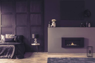 Mockup şömine şık yatak odası iç lamba yatağın yanındaki ile yukarıda siyah poster