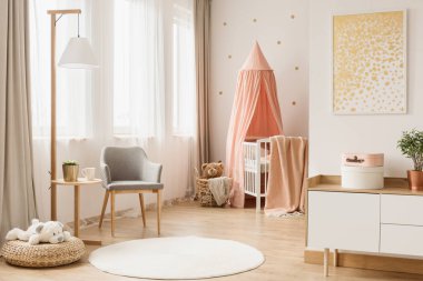 Beyaz yuvarlak halı SCANDI oturma odası iç dolap yukarıda bebek beşiği ve altın posteri ile