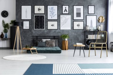 Renkli yatak odası iç Galeri ve yeşil yatak ile ahşap bir masa yanında altın sandalye