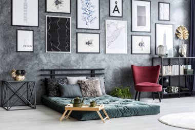 Kırmızı koltuk ve renkli yatak odası iç galeri gri Duvar ile tablo arasında yeşil şilte