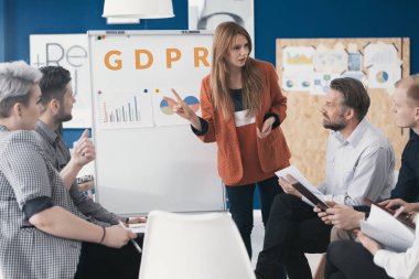 Onun çalışanlarına, Bina bir şirket toplantı alanında yeni genel veri koruma yönetmeliği açıklayan takım lideri.