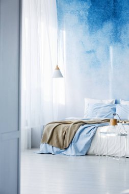 Parlak yatak odası iç çift kişilik yatak, bej battaniye ve ombre duvar