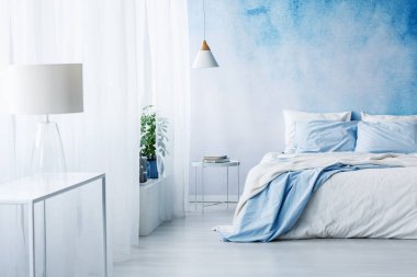 Parlak mavi yatak odası iç oda ombre duvara tabloda beyaz lamba