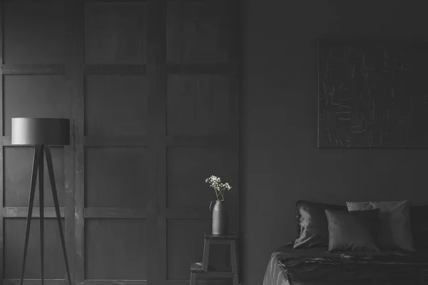 Flores Blancas Mesa Entre Lámpara Cama Interior Del Dormitorio Negro —  Fotos de Stock