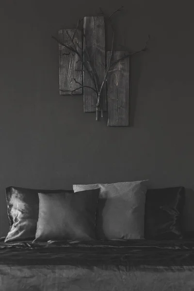 Urządzone Drewnie Czarna Ściana Nad Łóżkiem Poduszki Sypialni Unicolor Wnętrze — Zdjęcie stockowe