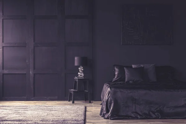 Violett Filter Auf Dunklem Schlafzimmerinnenraum Mit Untermaltem Bett Neben Einer — Stockfoto