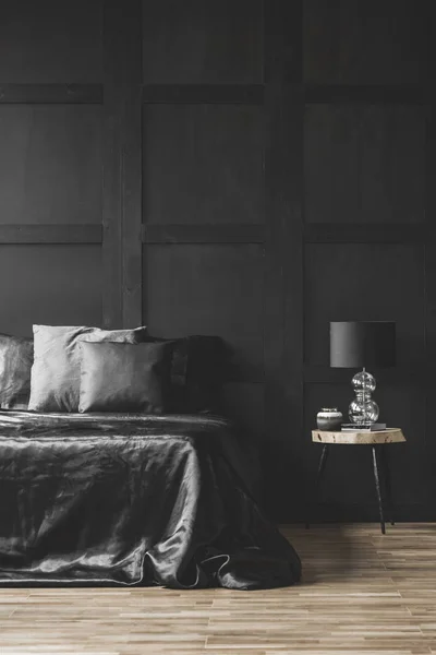 Lampe Auf Holztisch Neben Bett Modernem Schwarzem Schlafzimmerinterieur Mit Formteilen — Stockfoto