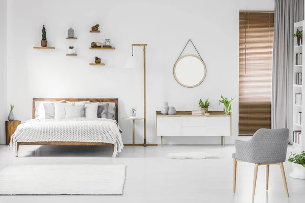 Espaçoso Designer Branco Quarto Interior Com Cama Madeira Com Cama — Fotografia de Stock
