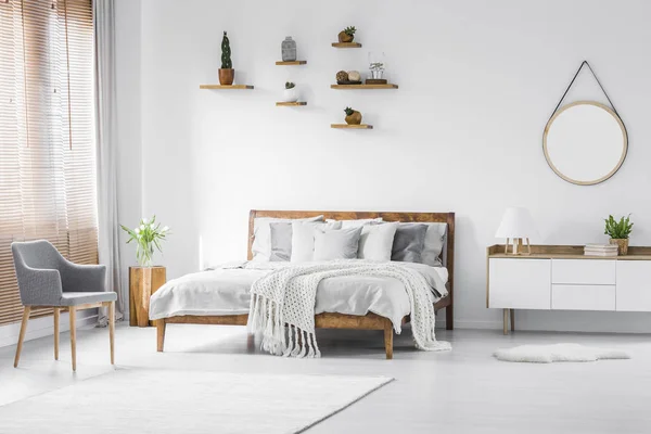 Sillón Gris Cerca Cama Con Manta Punto Interior Del Dormitorio — Foto de Stock