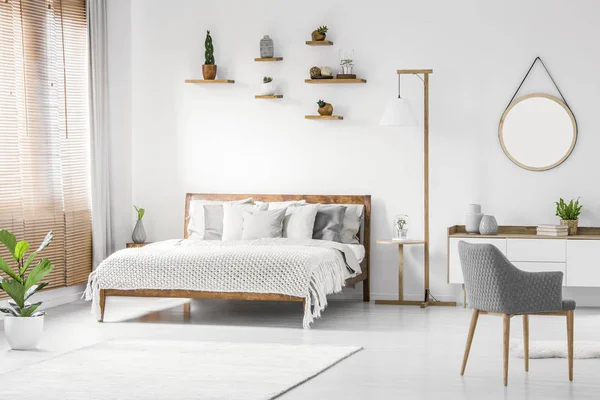 Vooraanzicht Van Een Lichte Natuurlijke Slaapkamer Interieur Met Houten Bed — Stockfoto