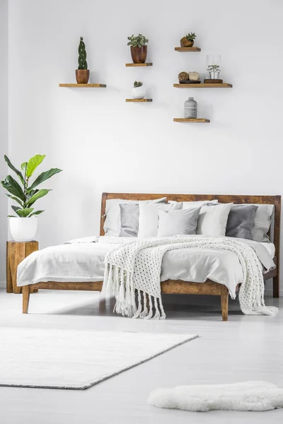 Plant Houten Kruk Naast Bed Met Breien Deken Eenvoudige Witte — Stockfoto