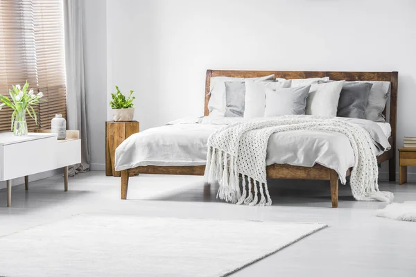 Wit Gebreid Deken Houten Bed Minimale Slaapkamer Interieur Met Bloemen — Stockfoto