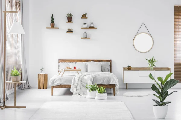 Bir Aydınlık Güneşli Modern Beyaz Yatak Odası Ahşap Mobilya Ile — Stok fotoğraf
