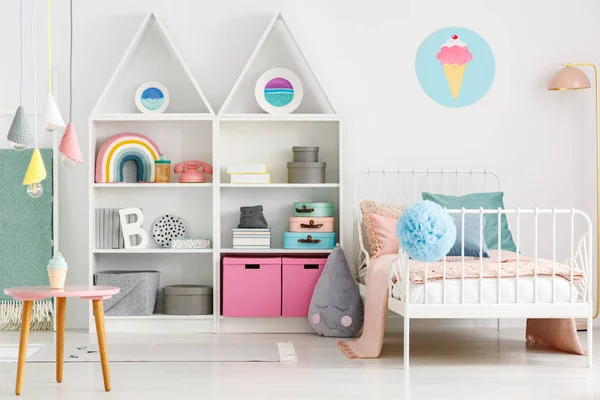 Interior Habitación Del Niño Blanco Con Una Cama Individual Arco — Foto de Stock