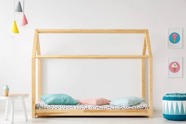 Ξύλινο Σπίτι Διαμορφωμένο Κρεβάτι Για Ένα Παιδί Πουφ Επιτραπέζιες Λάμπες — Φωτογραφία Αρχείου