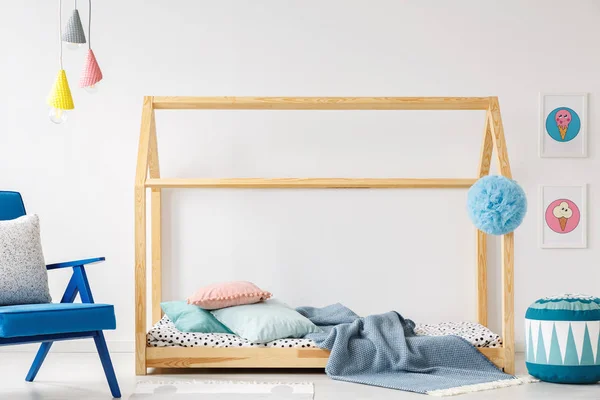 Diy Bett Aus Holz Kissen Und Decke Lampen Blauer Sessel — Stockfoto