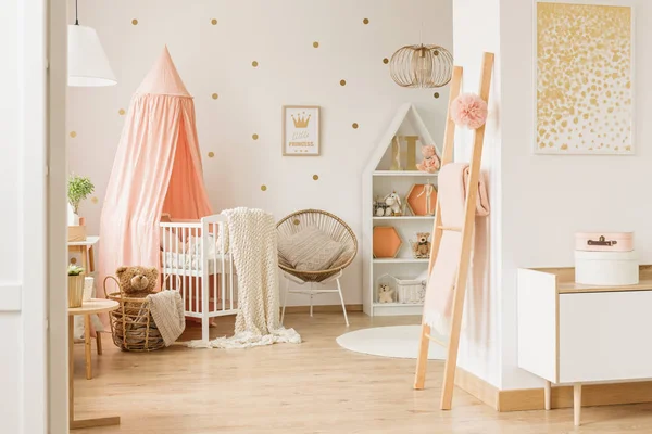 Houten Ladder Met Vuile Roze Deken Pompom Lichte Baby Kamer — Stockfoto