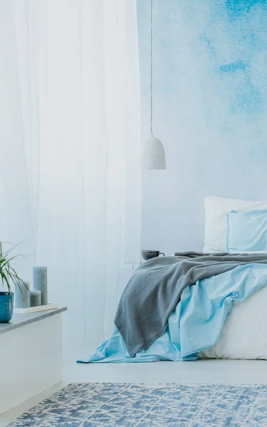 Bijgesneden Foto Van Kingsize Bed Hemelsblauw Slaapkamer Interieur Met Witte — Stockfoto