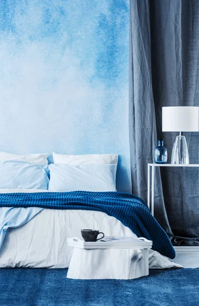 Peinture Aquarelle Bleue Sur Mur Dans Intérieur Chambre Moderne Avec — Photo