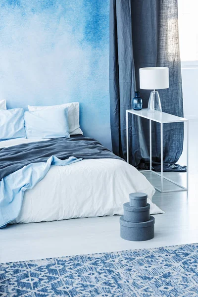 Gedessineerde Tapijt Grijze Vakken Naast Bed Met Blauwe Beddengoed Minimale — Stockfoto