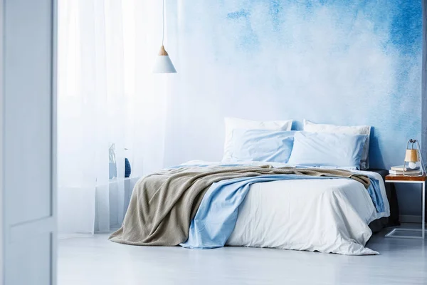 Κίτρινο Και Μπλε Κλινοστρωμνή Λευκό Κρεβάτι Ελάχιστη Υπνοδωμάτιο Εσωτερικό Λαμπτήρα — Φωτογραφία Αρχείου