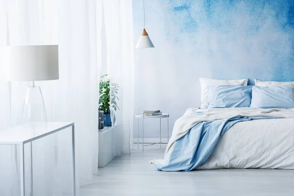 Lampe Blanche Sur Une Table Dans Intérieur Bleu Clair Chambre — Photo