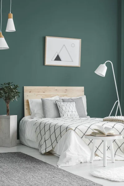 Letto Matrimoniale Bianco Baldacchino Geometrico Una Parete Verde Lampade Comodo — Foto Stock