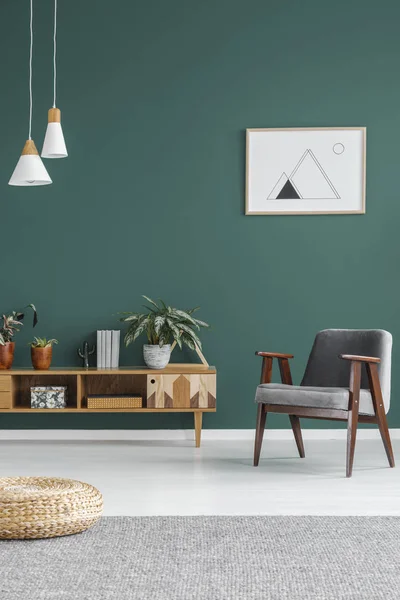 Egyszerű Geometriai Poszter Lóg Falon Zöld Nappali Belső Szürke Fotel — Stock Fotó