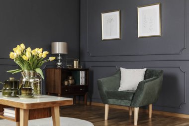 Modern oturma odası iç çiçekli posterler ile gri duvara yeşil tekli