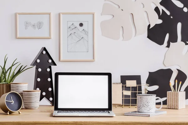 Laptop Mit Weißem Bildschirm Auf Einem Holztisch Mit Uhr Becher — Stockfoto