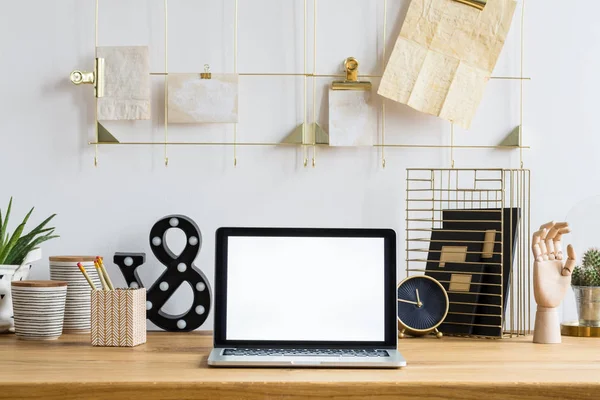Laptop Attrappe Auf Holztisch Mit Uhr Pflanzen Und Töpfen Arbeitsbereich — Stockfoto