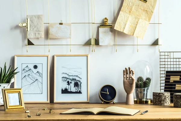 笔记本和海报在家庭办公室内部与金时钟的木桌 — 图库照片