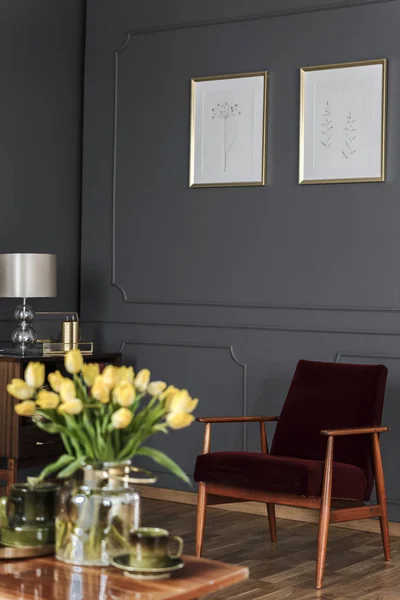 Tulipes Jaunes Floues Sur Table Bois Dans Salon Rétro Intérieur — Photo