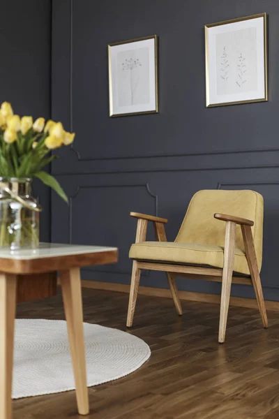 Żółty Drewniany Fotel Pod Plakaty Szary Salon Wnętrza Tulipany — Zdjęcie stockowe