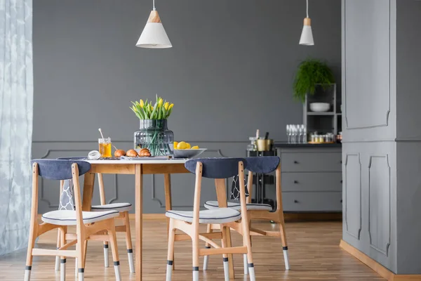 Mesa Comedor Con Sillas Interior Cocina Gris Con Suelo Madera — Foto de Stock