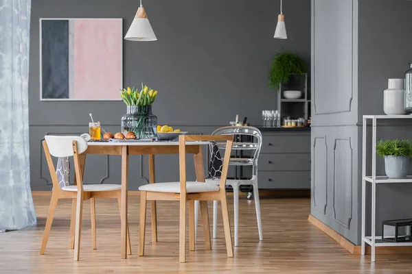 Pinke Und Marineblaue Malerei Dunklen Speisesaal Mit Holztisch Und Stühlen — Stockfoto