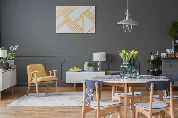 Cadeiras Mesa Jantar Madeira Com Flores Cinzento Espaço Aberto Interior — Fotografia de Stock