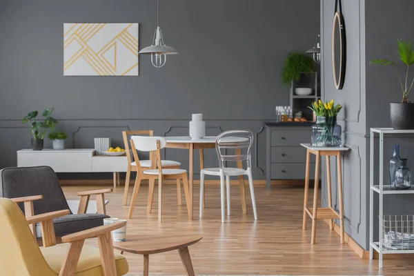 Cadeiras Brancas Mesa Jantar Interior Apartamento Cinza Com Pintura Amarela — Fotografia de Stock