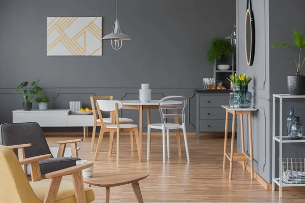 Witte Stoelen Bij Eettafel Grijs Appartement Interieur Met Gele Schilderen — Stockfoto